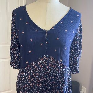 Arizona Jean Company Navy Floral V-Neck Button-Front Blouse size large